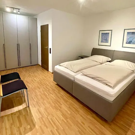 Haus Kalfamer, 8 9 *